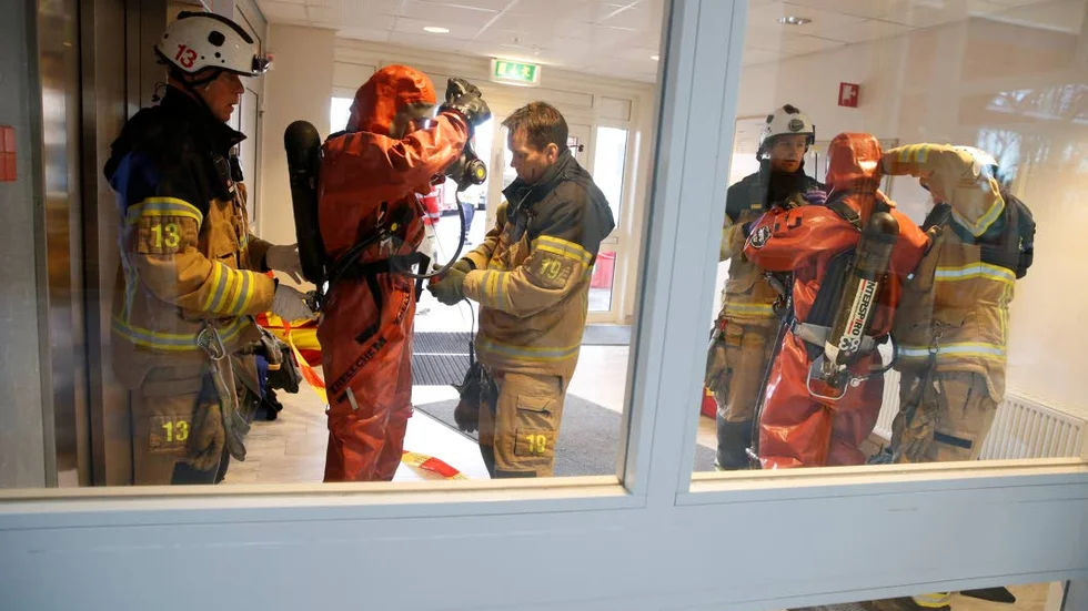 Kemdykare. Brandmännen fick ta på sig kemdykardräkter för att kunna ta sig in i den isolerade lokalen.