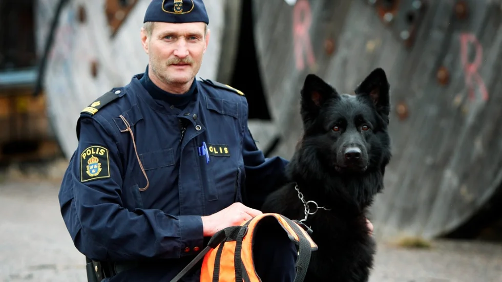 Kriminalsökhunden Puck och polisen Kalle Alatalo (arkivbild).