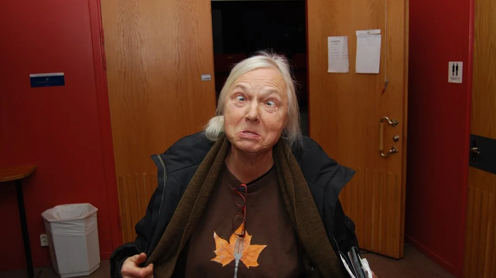 Åsa Acking gör en skräckgrimas, det är ju ändå Halloween.