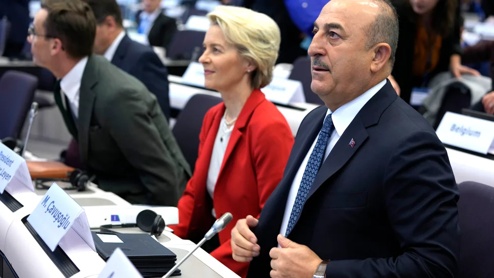 Statsminister Ulf Kristersson (M), EU-kommissionens chef Ursula von der Leyen och Turkiets utrikesminister Mevlüt Cavusoglu.