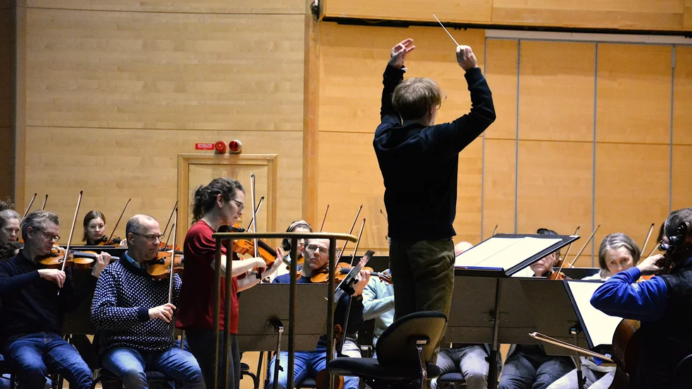 Dirigenten Simon Crawford-Phillips med solisten Malin Broman under repetitionen på tisdagen.