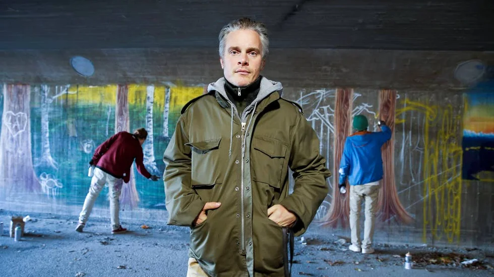 IMPONERAD. Projektledaren Tobias Barenthin Lindblad från Stockholm är imponerad över graffitimålarna i Luleå. ”De är grymma” menar han