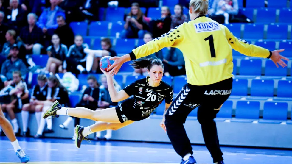 Knockad. Moa Nilsson fick en otäck smäll mot huvudet och blev liggande på golvet. ”En kraftig smäll”, säger tränaren Tobias Pettersson.