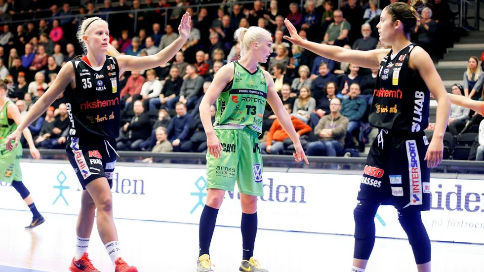 High five. Julie Vanloo och Katie Bussey firade stora triumfer i gårdagens hemmamatch.