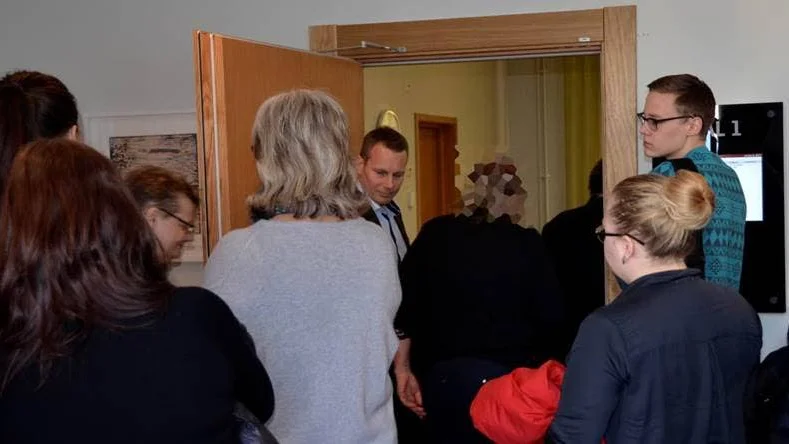 I RÄTTEN. Kvinnan på väg in i tingsrättssalen, när målet avhandlades där. Nu ansöker hon och maken om nåd.