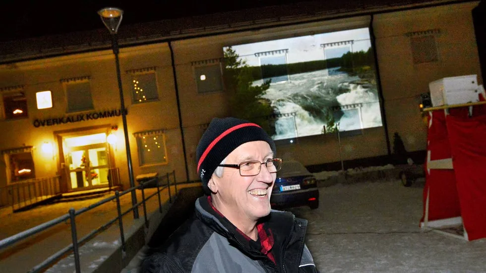STÄMNINGSFULLT. Foto- och filmfantasten Bengt Nilsson från Överkalix hade satt ihop jättebildspelet som visades mot kommunkansliets fasad i Överkalix. Ett av motiven var mäktiga Jockfallet.