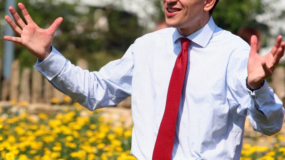 girigheten. David Miliband brittisk labourpolitiker och Storbritanniens utrikesminister 2007-2010. Han personifierar den profithungrige politikern.