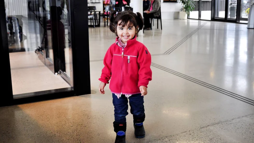 PÅ RESA. Sudden Mohammed är på flykt med sin mamma Isra Negum mot vad de hoppas ska bli ett liv i trygghet.