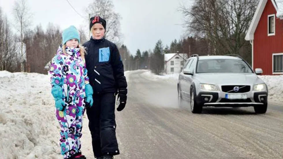 LÄSKIGT. Att tvingas gå bland bilar som kör i 80 kilometer i timmen är inte roligt, konstaterar Ella Lindahl och Evelina ­Ersson.