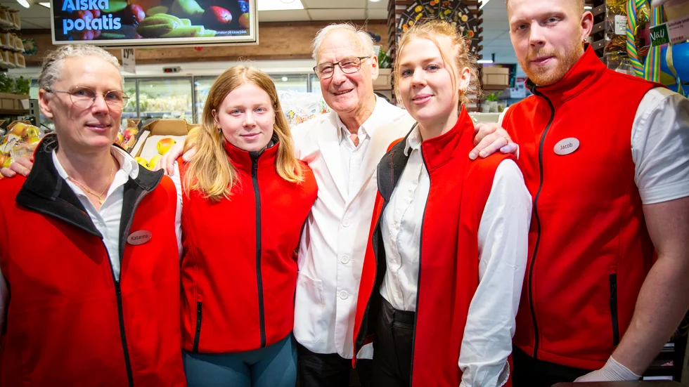 Ica Kometen är i allra högsta grad ett familjeföretag. Grundaren Gösta Westergren flankeras här av, från vänster, dottern Katarina Wiklund samt barnbarnen Jessica, Emmy och Jacob Wiklund. Saknas på bilden gör Göstas svärson Niclas Wiklund, som driver butiken idag tillsammans med Katarina. 