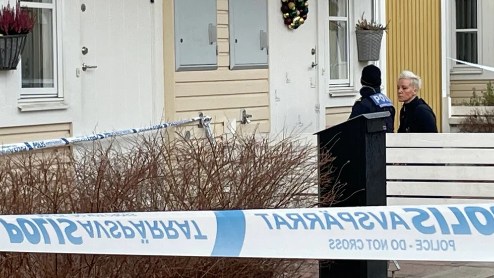 Enligt polisen har det skjutits mot en fastighet i området.