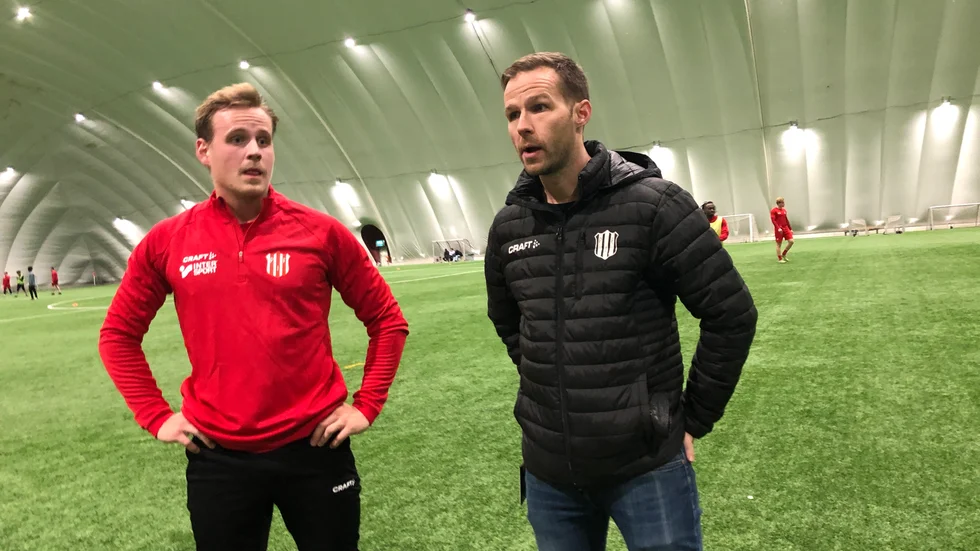 Storfors AIK:s gyllene vänsterfot - Filip Berglund -  sågs i PIF-mundering under premiärträningen. På bilden samtalar han med Piteås sportchef Johan Norberg.