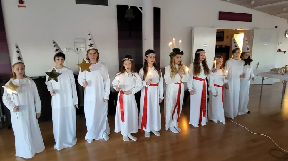 Ungdomar från Ljusfalls friskola, svarade för en Luciatablå hos Hällestads PRO. Lucian heter Isabelle Hamilton.