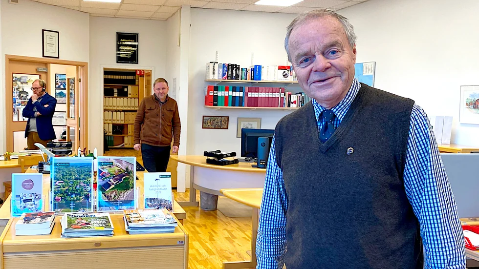 Att dra ner på takten är inget för Justus Wahlström som i dagarna firat 50 år som mäklare med mäklarfirman Carlsson Ring i Örsundsbro. På fritiden är han även engagerad i föreningslivet som ordförande i Litslena hembygdsförening och Nylada båtklubb.