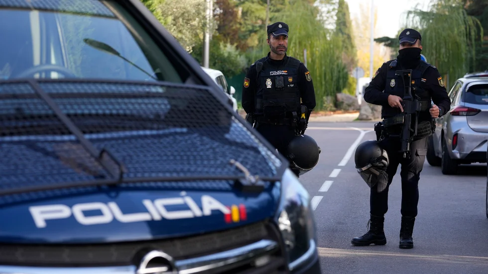 Polis utanför Ukrainas ambassad i Madrid på onsdagen.
