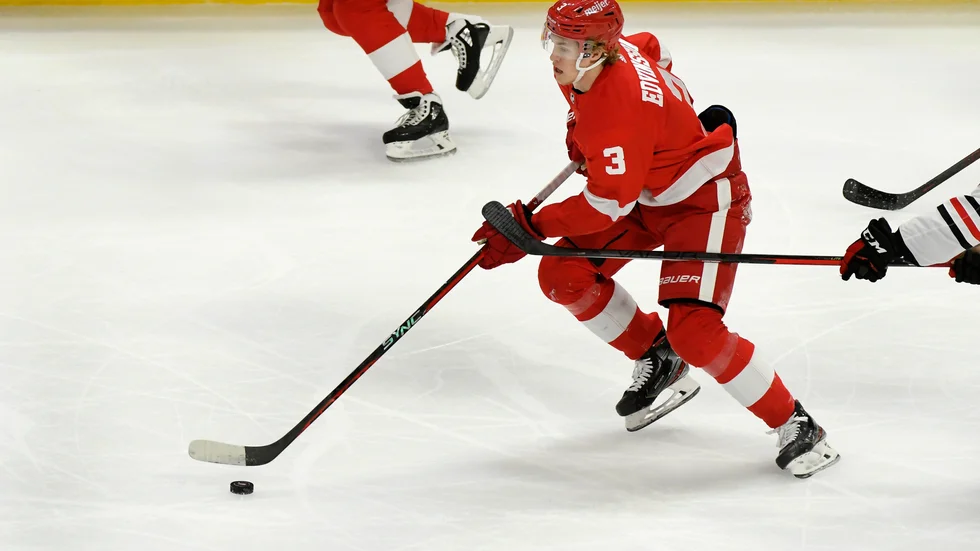 Simon Edvinsson kommer inte att vara med i junior-VM i ishockey. Arkivbild.