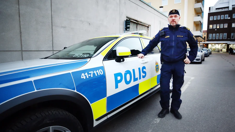 "Med tanke på den bild vi har i Eskilstuna med grova våldsbrott så kommer kamerorna väl till hands. De kan bidra till att få med saker som vi inte ser med blotta ögat", säger Conny Östberg, gruppchef och ansvarig för införande av kroppskameror hos polisen i Eskilstuna.