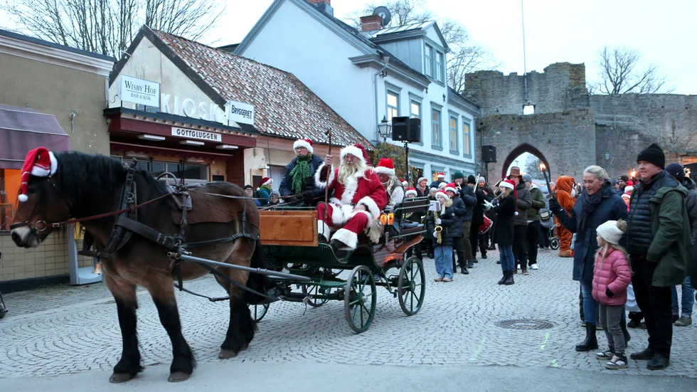 Tomtefar och tomtemor åkte häst och vagn.