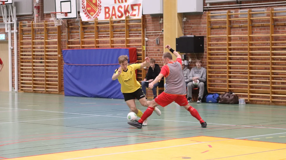 KSK:s Per Isgren Berglund fick åta sig målvaktsrollen under mer än halva lokalderbyt i futsal mot KAIK och här lyckades han sätta stopp för en motståndare.