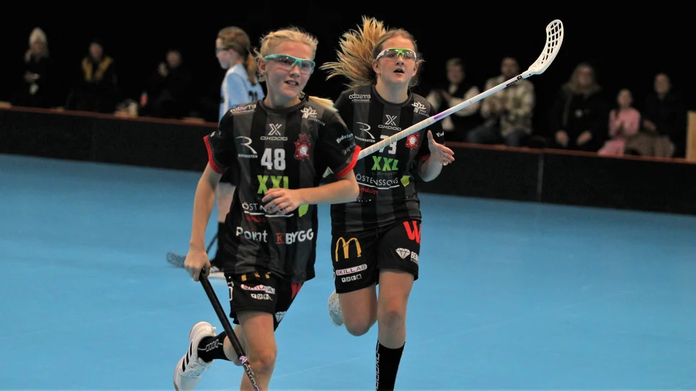 Jubel i Solfjäderstadens F10 efter ett av tolv mål mot Ekängen hemma i Radiomasten innebandy center. Ellen Blixt Rosenlund och Malva Pintar Häggberg springer mot lagkamraterna på bänken för att göra high fives med laget.