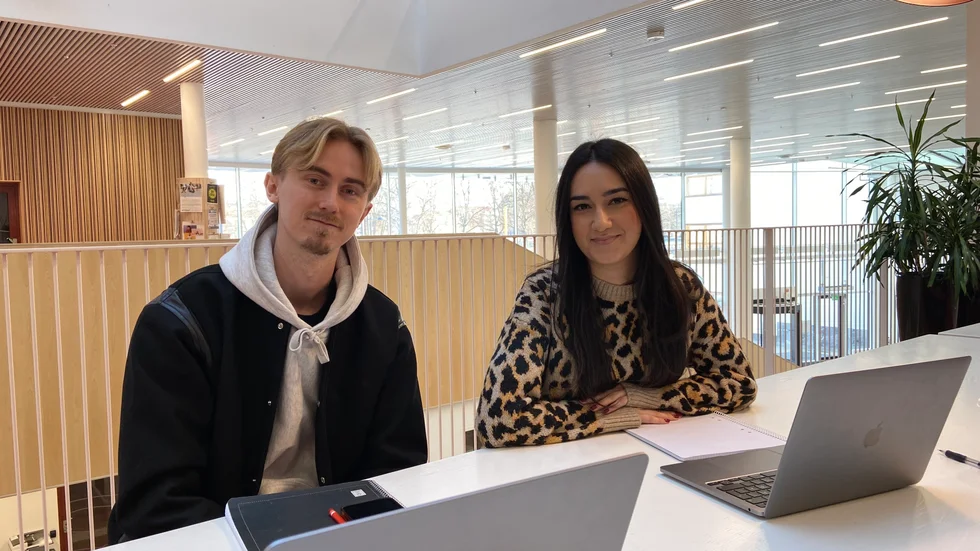 Pontus Adamsson och Niki Moradi studerar sin första termin på ekonomprogrammet. 