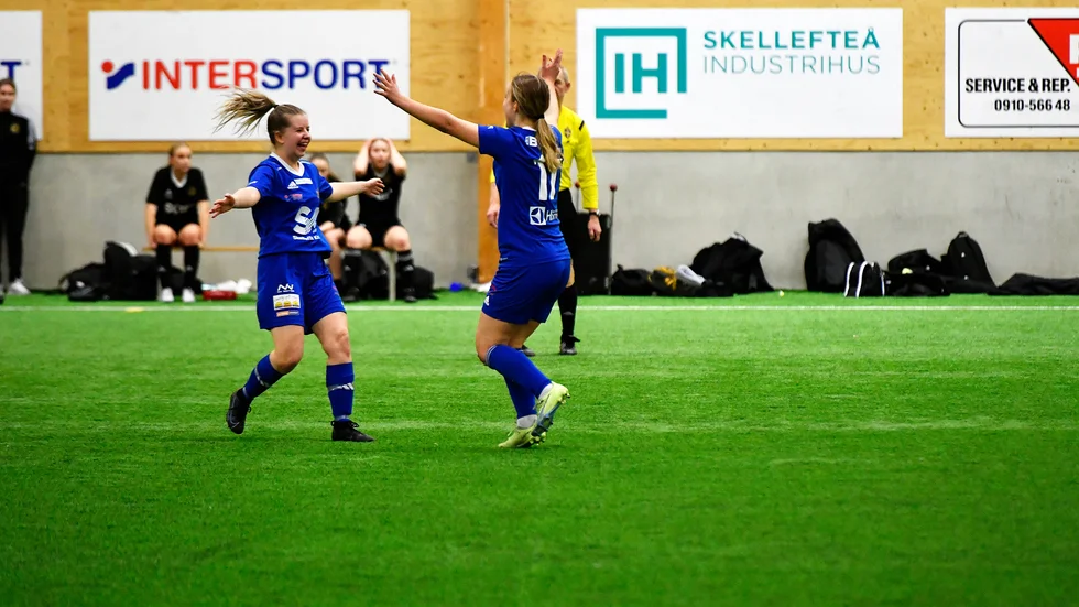 Nellie Holmlund, till höger, vann hela turneringens skytteliga. Här gratulerar hon Alva Stenlund, till vänster, efter 2–2-målet i finalen mot Skellefteå FF F17 svart.