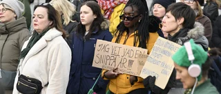 Demonstranter viftade med 100 ord för snippa