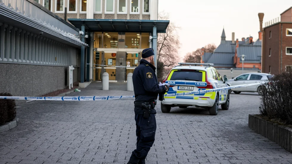 Polisen spärrade av ett område utanför polishuset efter attacken 27 februari.