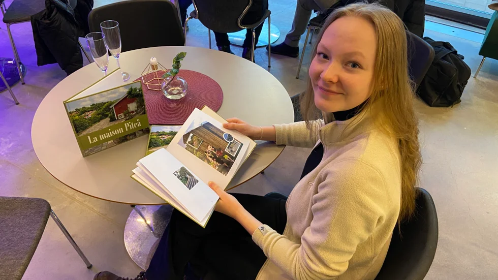 Sofie Öhrberg, som i fjol gick sista året på Estetik- och mediaprogrammet på Strömbackaskolan, gjorde formgivningen av boken som sitt examensarbete.