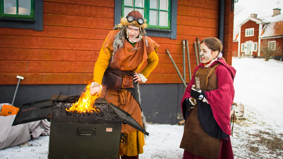 Arrangören Cornelia Stjernlöf spelar en rolls om ett troll kan smida järn. Troll är oftast snälla, men gillar inte när man är oartig, vilket tyvärr många människor är. Då är det bäst man passar sig.