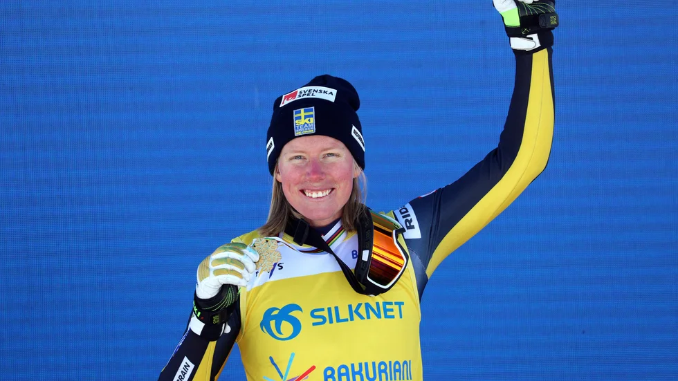 Sandra Näslund åkte hem dubbla VM-guld i skicross i georgiska Bakuriani.