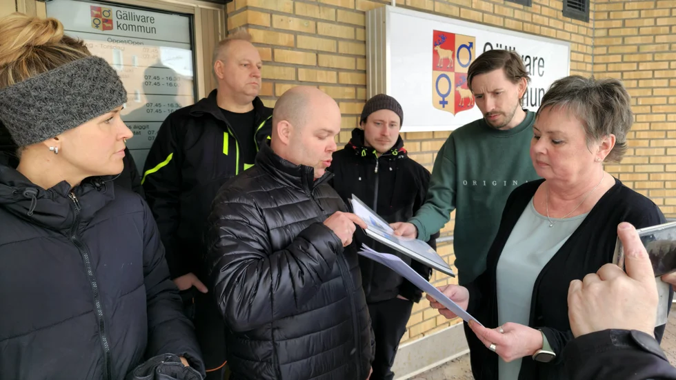 Therese Falldahl, Fredrik Aspemo, Niclas Norman och Christian Helin var några av representanterna från Koskullskulle som lämnade över protestlistan till kommunalråden Henrik Ölvebo (MP) och Birgitta Larsson (S). 