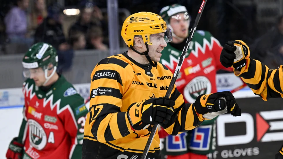 Pär Lindholm jublar efter att ha gjort 1–0 för Skellefteå mot Frölunda i Göteborg.
