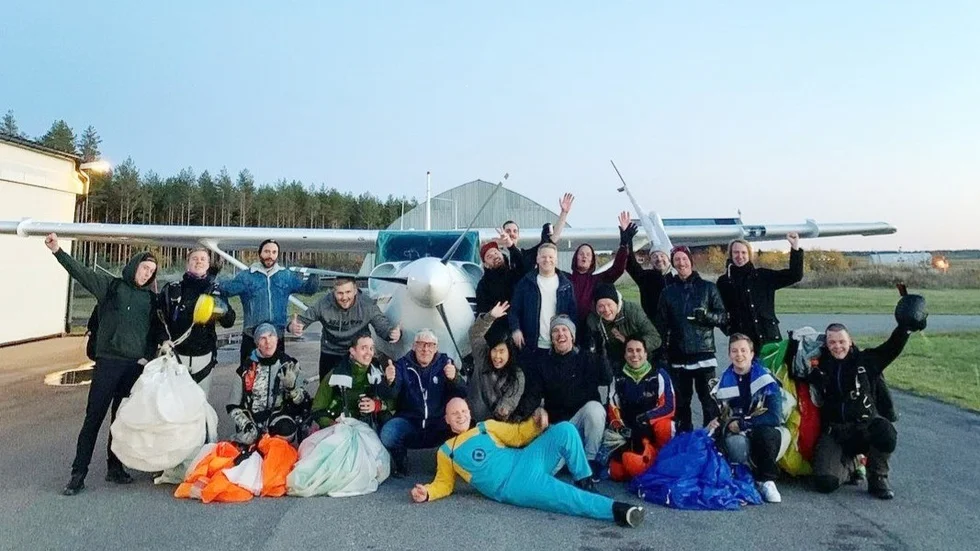 Nyköpings fallskärmsklubb poserar framför det flygplan som nu försvunnit. I över ett år har klubben sedan jagat ett nytt plan att leasa.