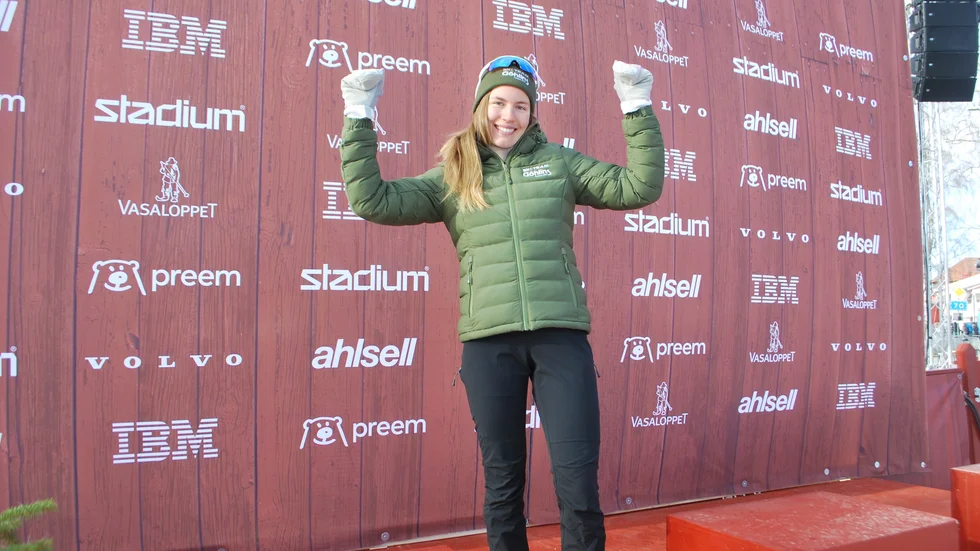 Hanna Lodin framför den tavla där hon kanske om något år tillhör världseliten i skidvärlden. Scenen användes cirka två timmar innan för prisutdelning i Ski Classics.