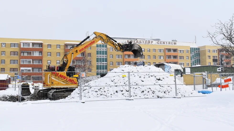 Kommunen är i full gång med att gräva vatten och avlopp till det stora bostadsområdet.  