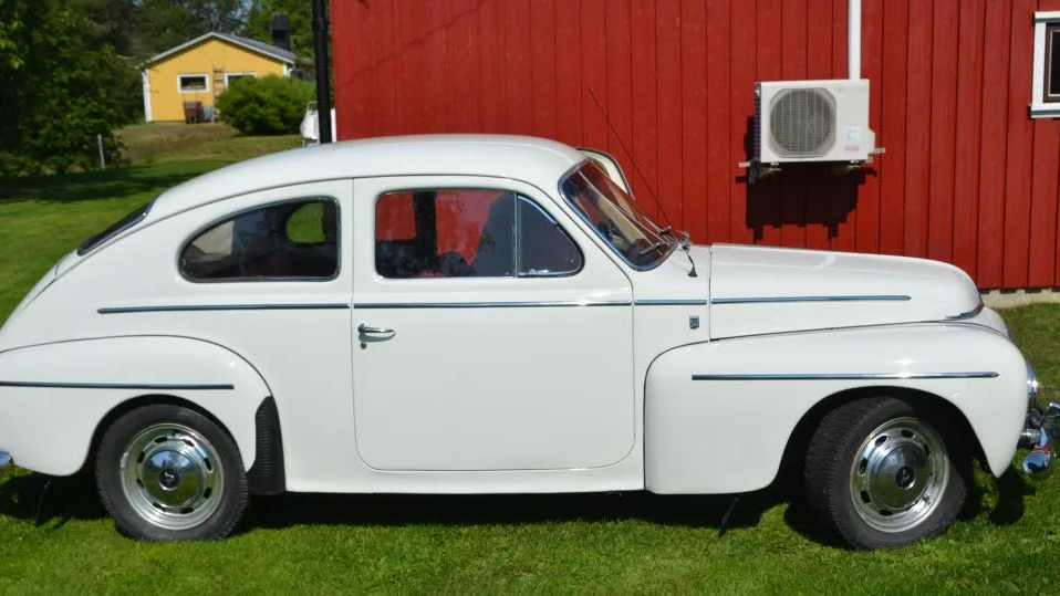 KÄNSLA. Erik Laru menar att komforten i en Volvo PV544 inte är den bästa. Däremot känner han sig stolt när han kör med den på vägarna.