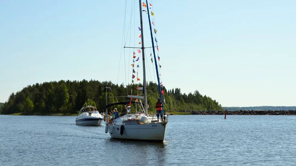 MÅLGÅNG. Familjen Lundqvist glider in i hamnen Fotholmen i Ryssbält från sin långsegling till och från Västindien.