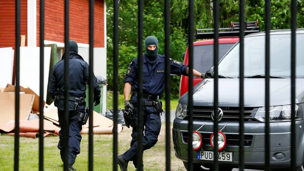 HAGELGEVÄR. Det var i den röda huset på bilden som det avsågade hagelgeväret hittades.