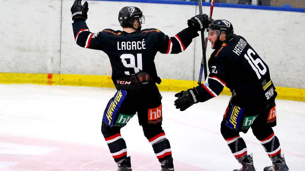MÅLEXPLOSIONEN. Tre snabba mål i den andra perioden lade grunden för Asplövens seger mot Karlskrona.