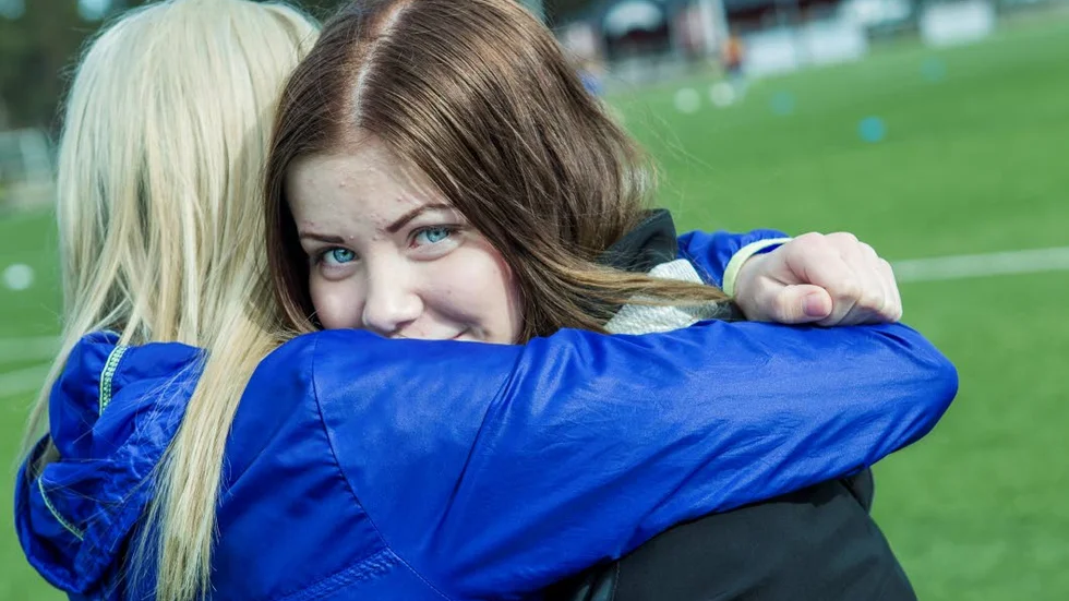 Kärlek. Natalie Strömberg får en lång kram av sin tvillingsyster Caroline. Det var för drygt två veckor sedan som Natalies hjärta stannade under en fotbollsträning                       och hon kollapsade. Caroline tvingades se allt från nära håll.