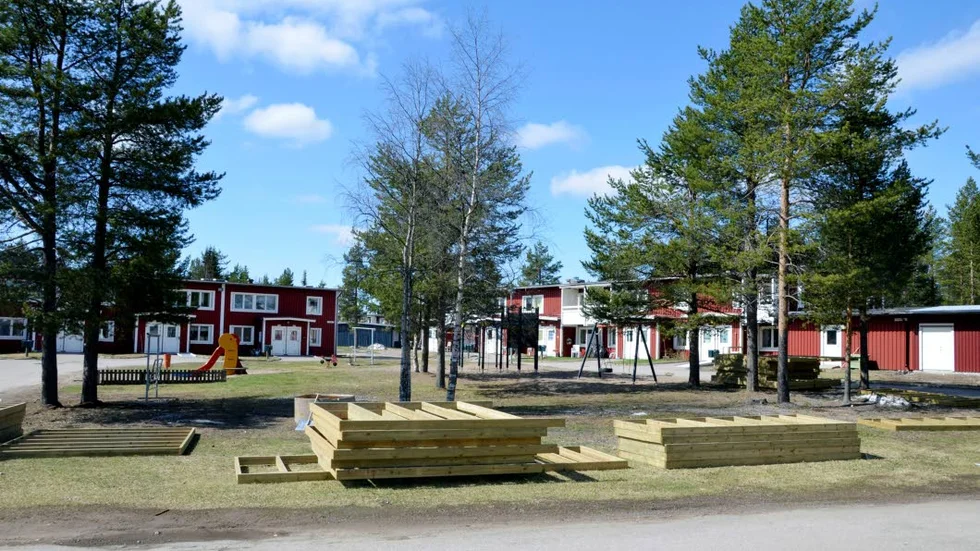 Står stadigt. Träden på Grönbacka kommer inte huggas ner och grönområdet i mitten kommer också vara kvar.