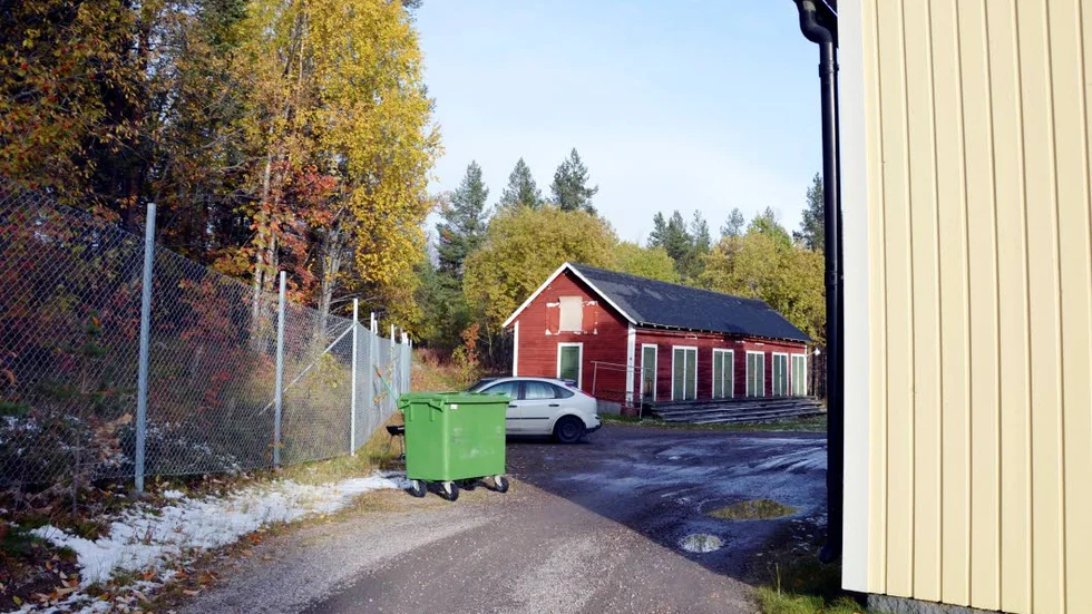 HERMELIN. Hyreshus i Malmberget med gruvstängsel vid knuten.