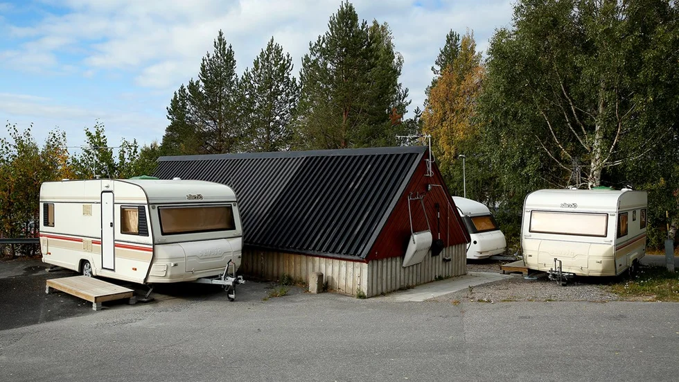 MÅSTE BORT. NSD 23/9; byggnadsnämnden hotar med vite om 20 000 kronor om inte de tre husvagnarna flyttas.