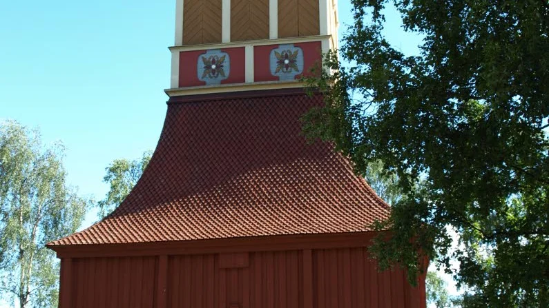 portalen. Klockstapeln vid Nederkalix kyrka i Kalix.