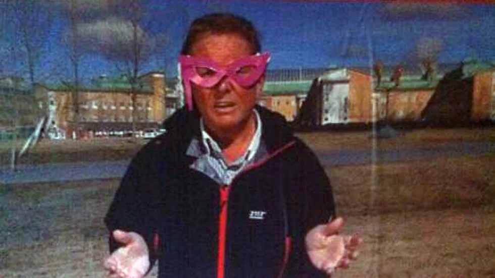 Sjukvårdspartiets valaffisch med Kenneth Backgård har fått rosa glasögon.