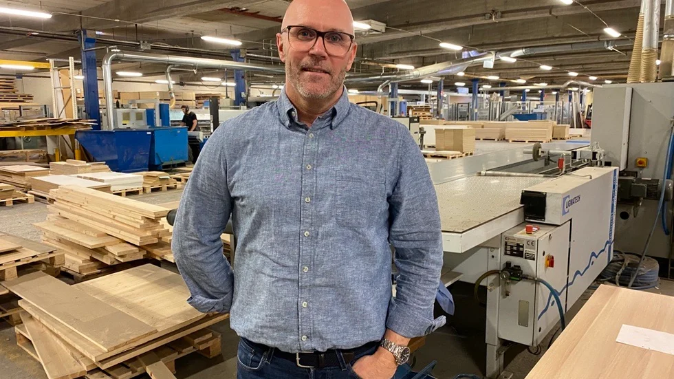 "I januari 2020 såg utsikterna ganska goda ut. I februari kom pandemin. Så jag vet inte vad man ska säga om framtiden. Men från där vi står just nu så ser det bra ut. Vi tror också tror oss kunna växa de närmsta två åren ganska ordentligt. Det är ambitionen. Om verkligheten ser ut så nästa vecka eller månad vet ingen. Det har vi fått lära oss, att de långa cyklerna får man ta lätt på, och man får vara beredd på att det kommer hända saker under resans gång", berättar Johan Hoffstedt, vd på Polyform i Vimmerby. 