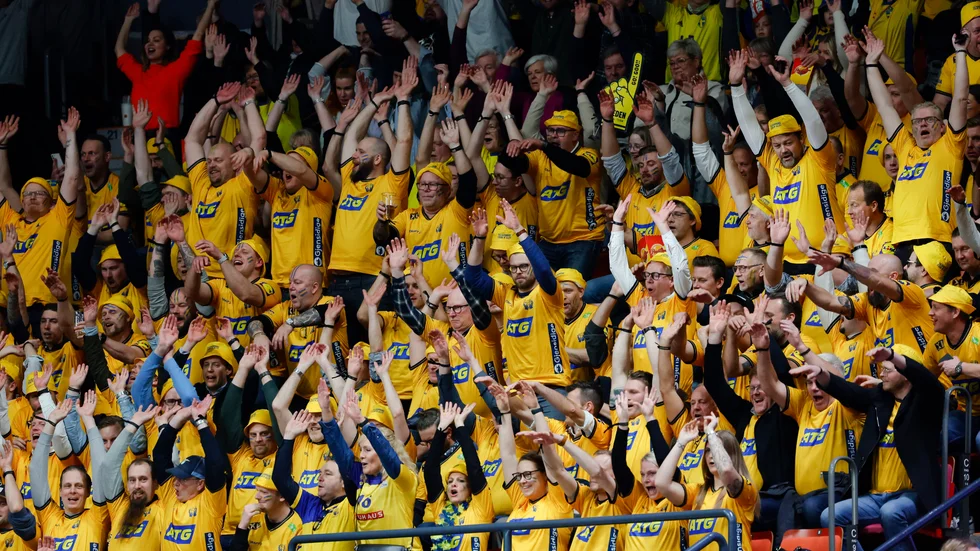 Svenska supportrar jublar i Scandinavium under handbolls-VM.