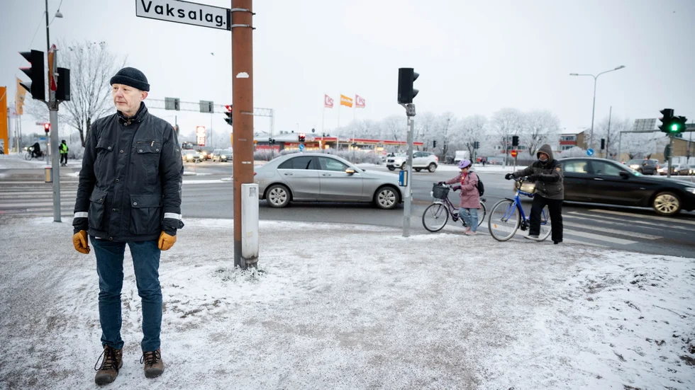 Trafikingenjör Christer Åkerlund från Uppsala kommun säger att det är en trafikerad korsning, där bilister som svänger inte alltid uppfattar att de måste väja för gående som har grönt.
