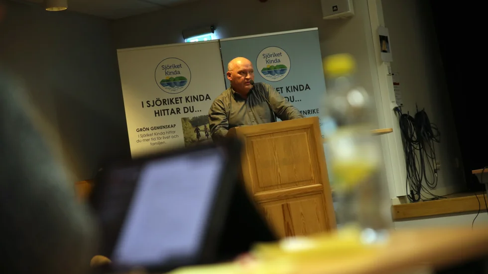 Pierre Ländell (LPo) kritiserade de kostnader för de styrande politikernas arvoden som majoritetens förslag skulle innebära. "När det handlar om att spara pengar på landsbygden, då är ni flitiga. När det handlar om att skjuta till pengar till en ny politisk majoritet efter ett valresultat, då är det inte så intressant att spara pengar".